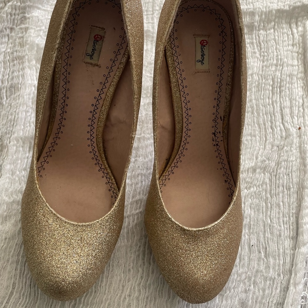 Like new Gold pumps